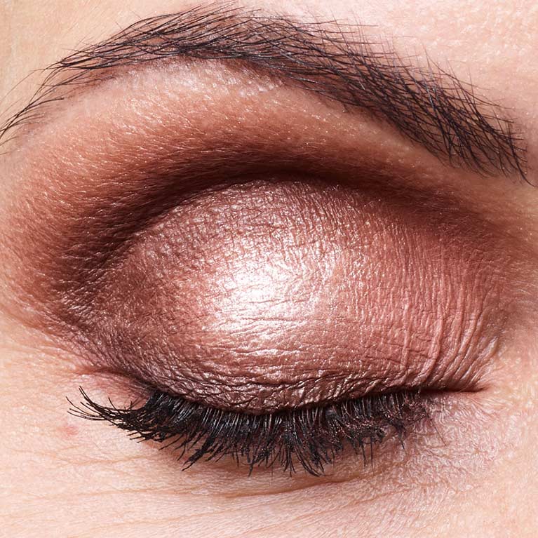 Rose gold eyeshadow from Hypnose 5-Color Eyeshadow Palette in Bronze Absolu shown on a woman’s closed eye
